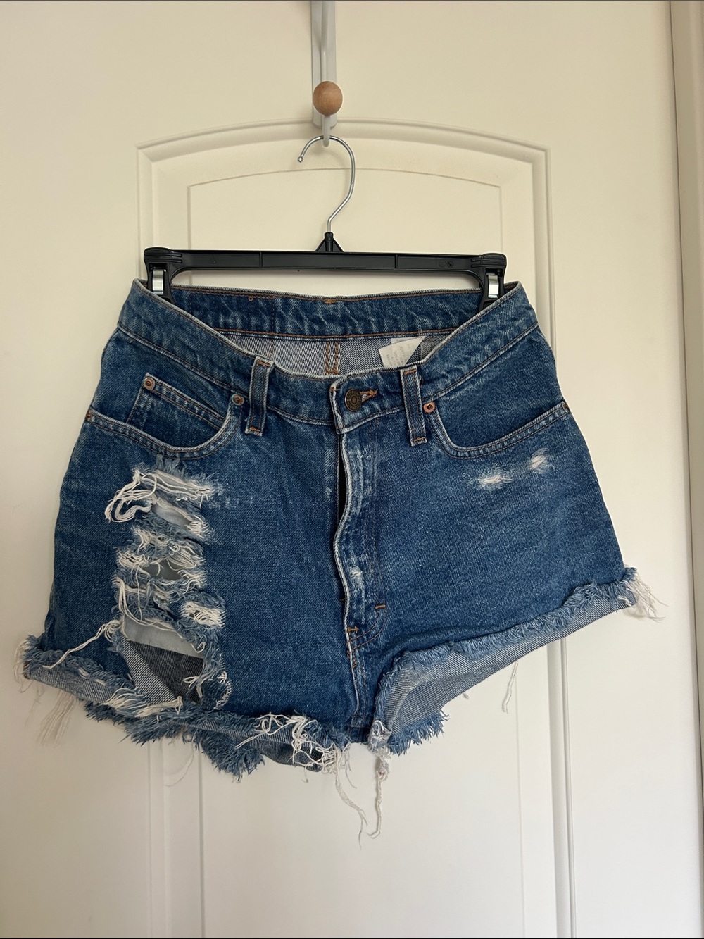 Jordache Distressed Denim High Waisted Jeans Shorts • 90s cut offs (CAYMUS)